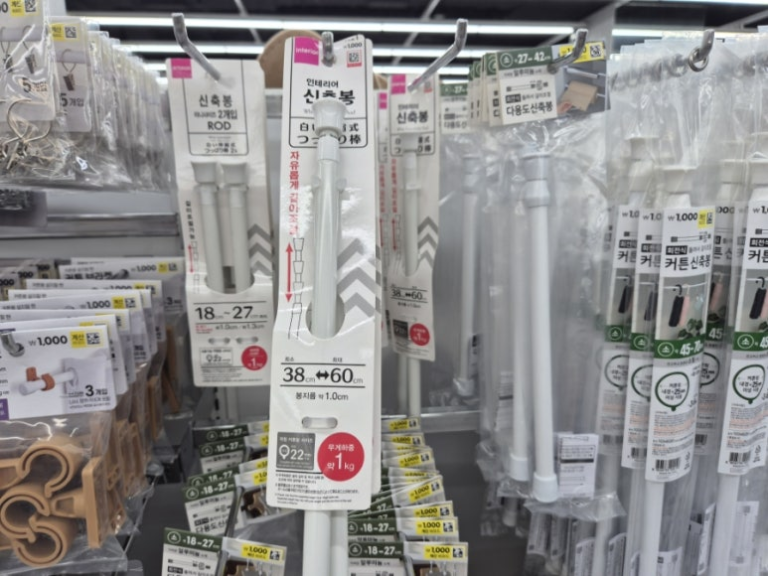 ‘이것’ 하나로 옷장 정리 끝! 다이소 압축 봉 활용 꿀팁 (좁은 방 수납력 폭발시키는 치트키!)